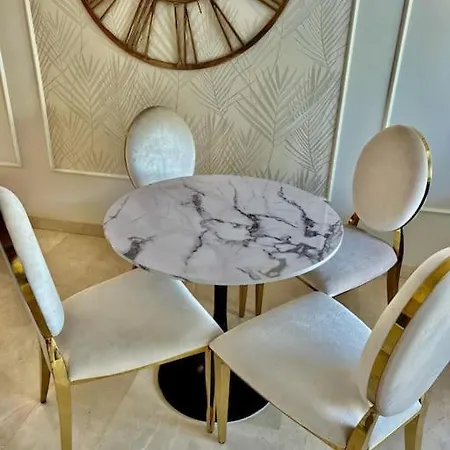 Stunning & Ultra 3 Bed, Walk Everywhere! Apartment *